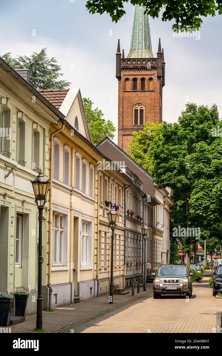 Porto quartiere Duisburg-Ruhrort, case residenziali, chiesa di San Massimiliano, Fabrikstrasse, NRW, Germania, Foto Stock