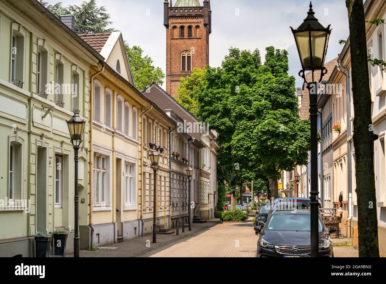 Porto quartiere Duisburg-Ruhrort, case residenziali, chiesa di San Massimiliano, Fabrikstrasse, NRW, Germania, Foto Stock