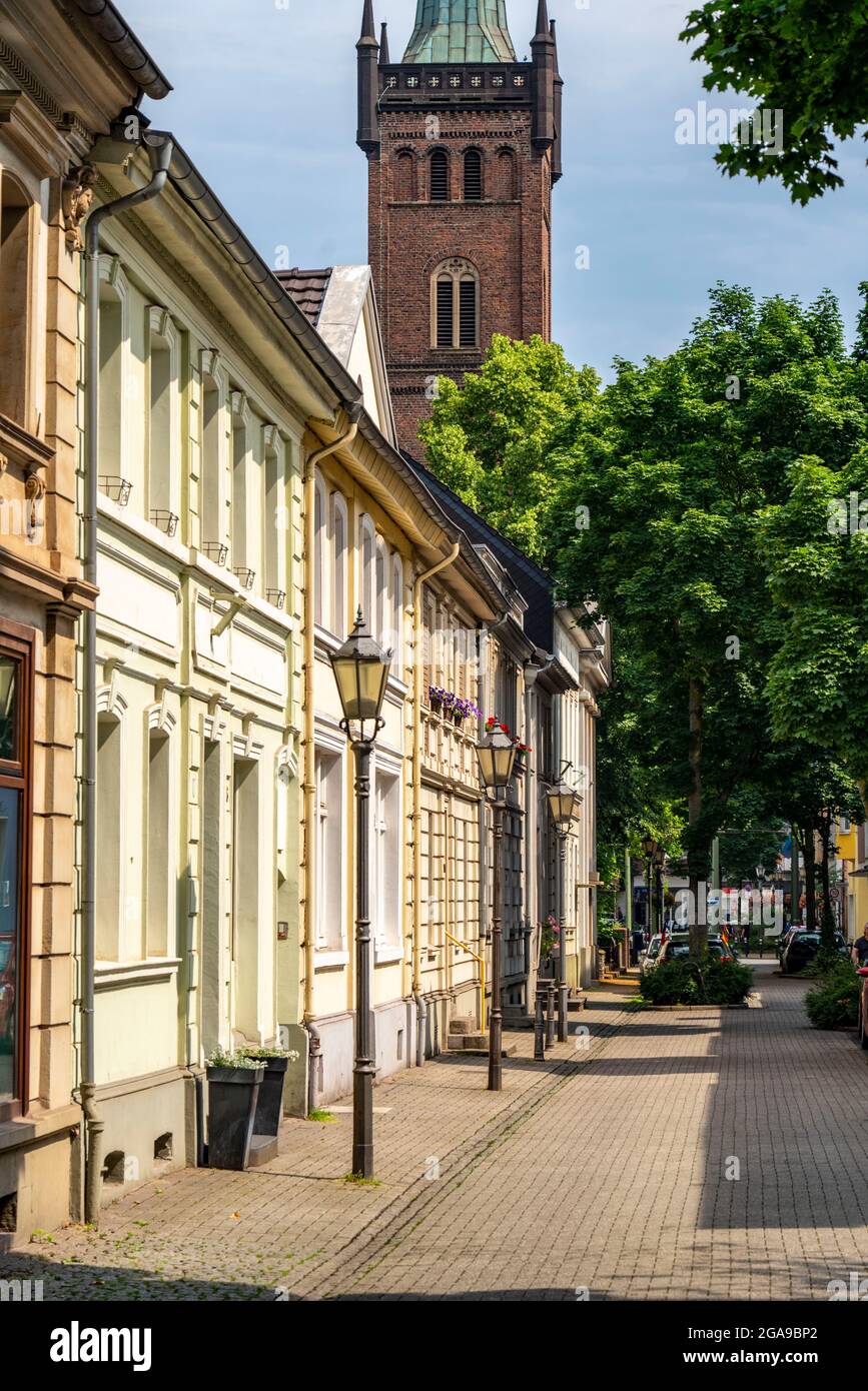 Porto quartiere Duisburg-Ruhrort, case residenziali, chiesa di San Massimiliano, Fabrikstrasse, NRW, Germania, Foto Stock