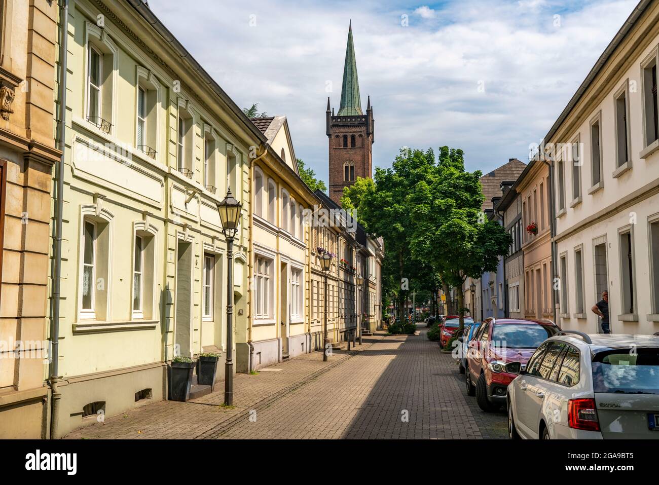 Porto quartiere Duisburg-Ruhrort, case residenziali, chiesa di San Massimiliano, Fabrikstrasse, NRW, Germania, Foto Stock