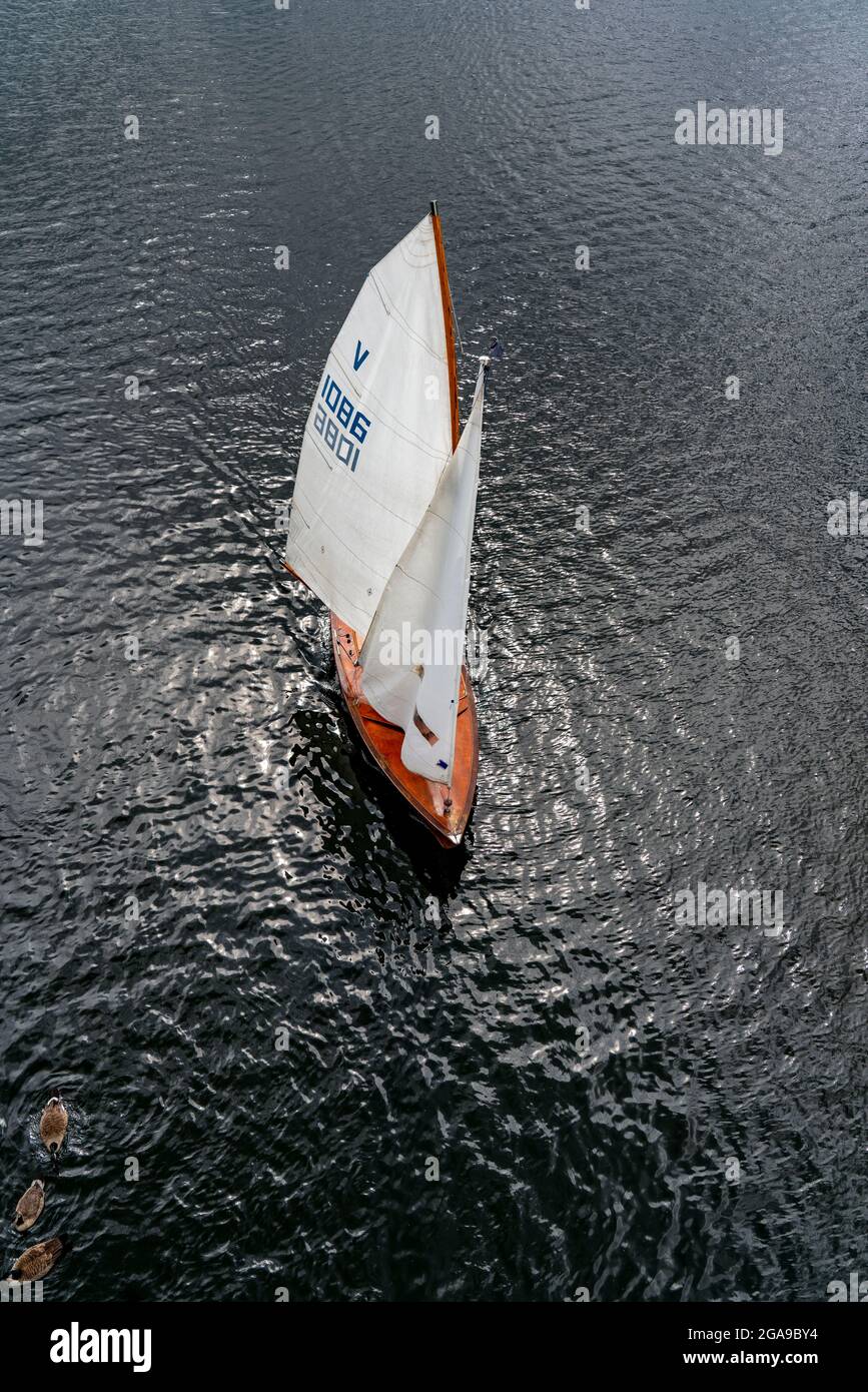 Il Sechs-visto-Platte, un'area ricreativa nel sud di Duisburg, vicino al quartiere di Wedau, 6 ex fosse di ghiaia, barca a vela sul Wolfssee, NRW Foto Stock