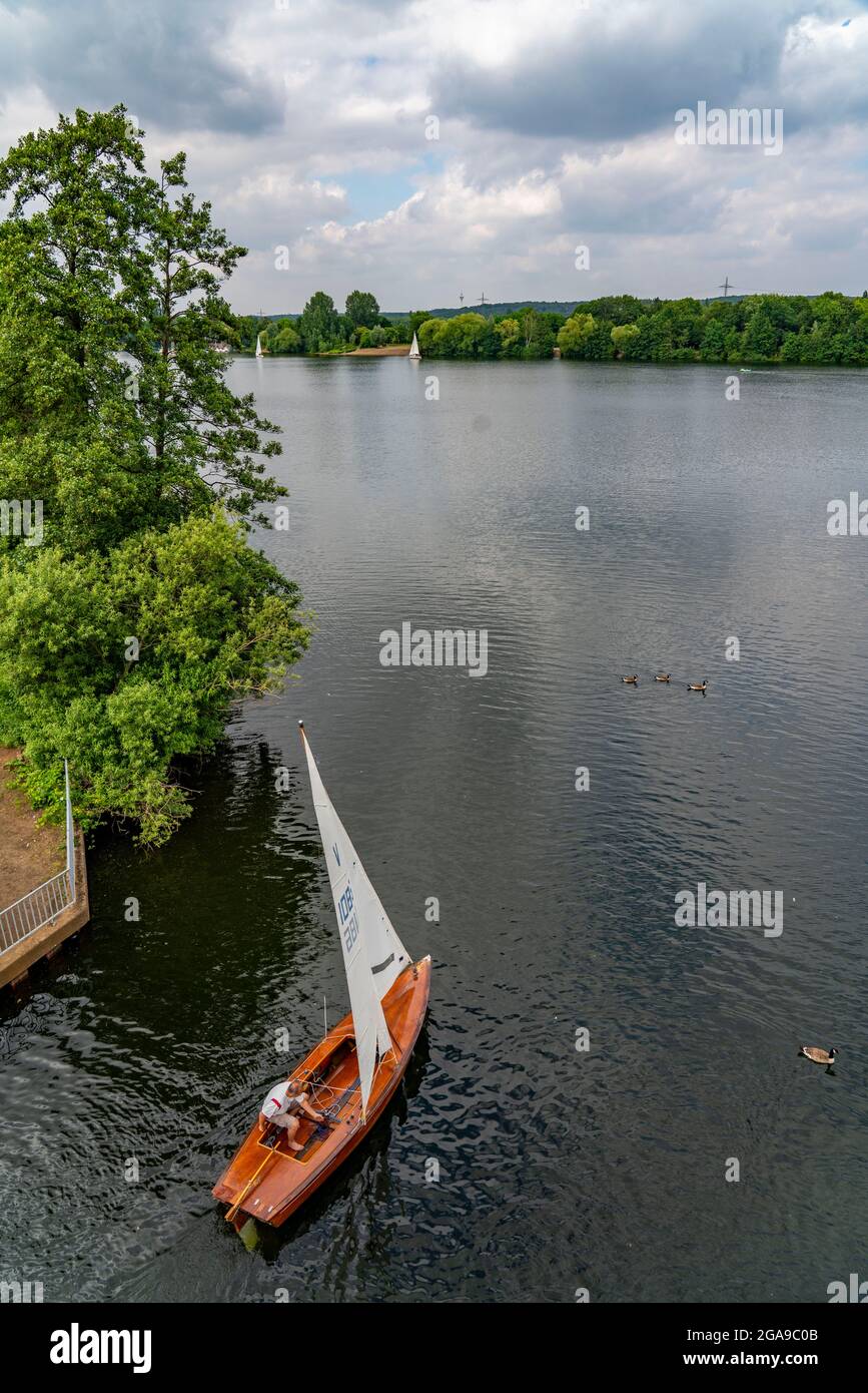 Il Sechs-visto-Platte, un'area ricreativa nel sud di Duisburg, vicino al quartiere di Wedau, 6 ex fosse di ghiaia, barca a vela sul Masurensee, N Foto Stock