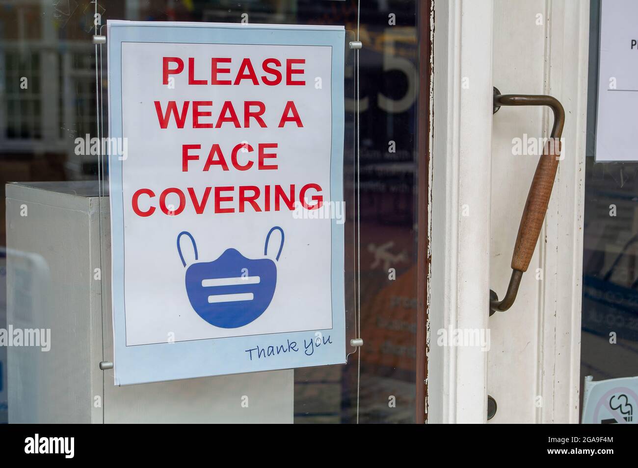 Chesham, Buckinghamshire, Regno Unito. 28 luglio 2021. R si prega di indossare un avviso di copertura del viso in una vetrina. Credito: Maureen McLean/Alamy Foto Stock