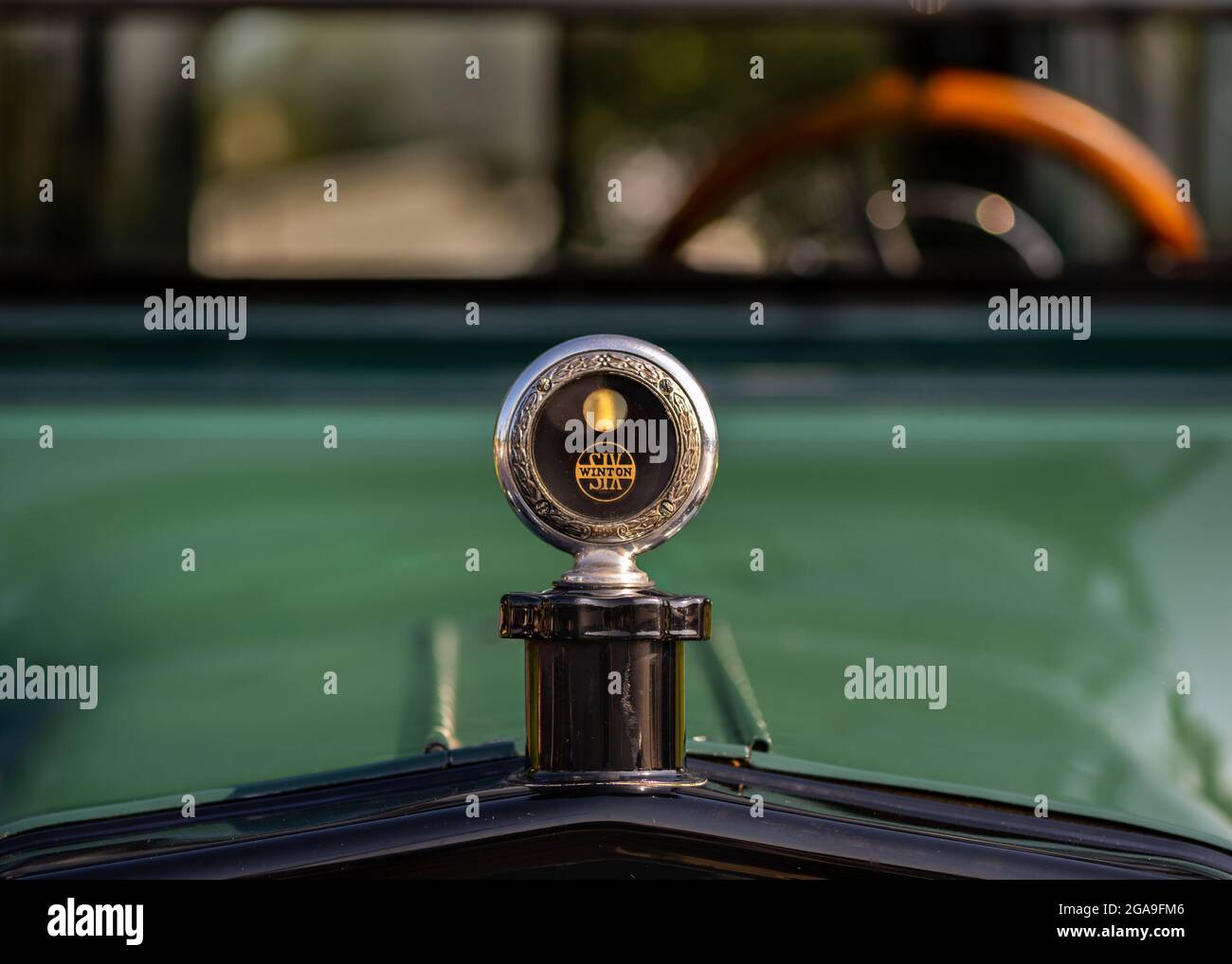 PLYMOUTH, MI/USA - 26 LUGLIO 2021: Primo piano di un ornamento del cofano Winton del 1917 alla mostra automobilistica Concours d'Elegance of America presso l'Inn at St. John's. Foto Stock