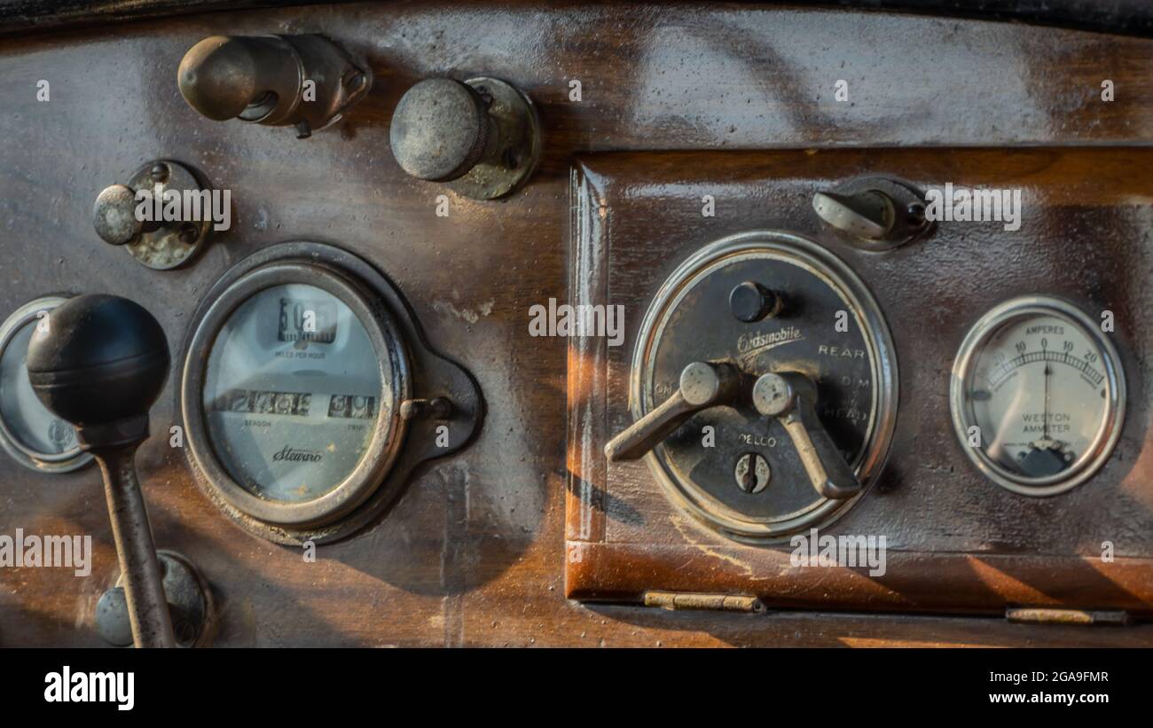 PLYMOUTH, MI/USA - 26 LUGLIO 2021: Primo piano di un cruscotto Oldsmobile d'epoca al Concours d'Elegance of America presso l'Inn at St. John's. Foto Stock