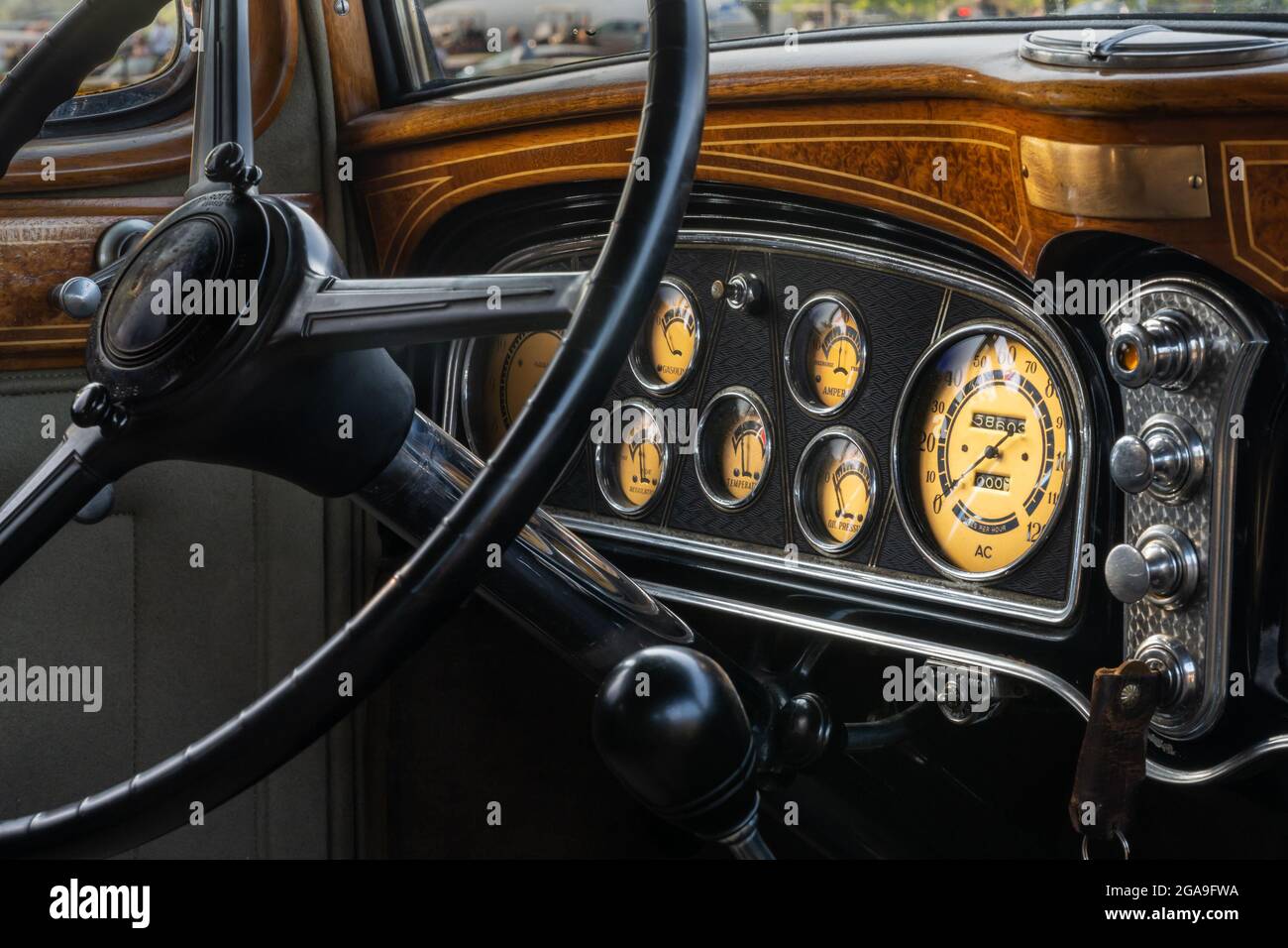 PLYMOUTH, MI/USA - 26 LUGLIO 2021: Primo piano di un cruscotto Cadillac LaSalle d'epoca al Concours d'Elegance of America presso la locanda di St. John's. Foto Stock