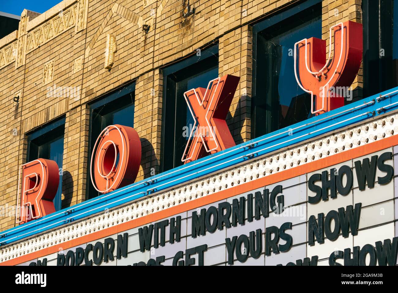 Ottawa, Illinois - Stati Uniti - 12 giugno 2021: Il Roxy Theatre, aperto nel 1910 come il Gayety Theatre, alla luce del mattino. Foto Stock