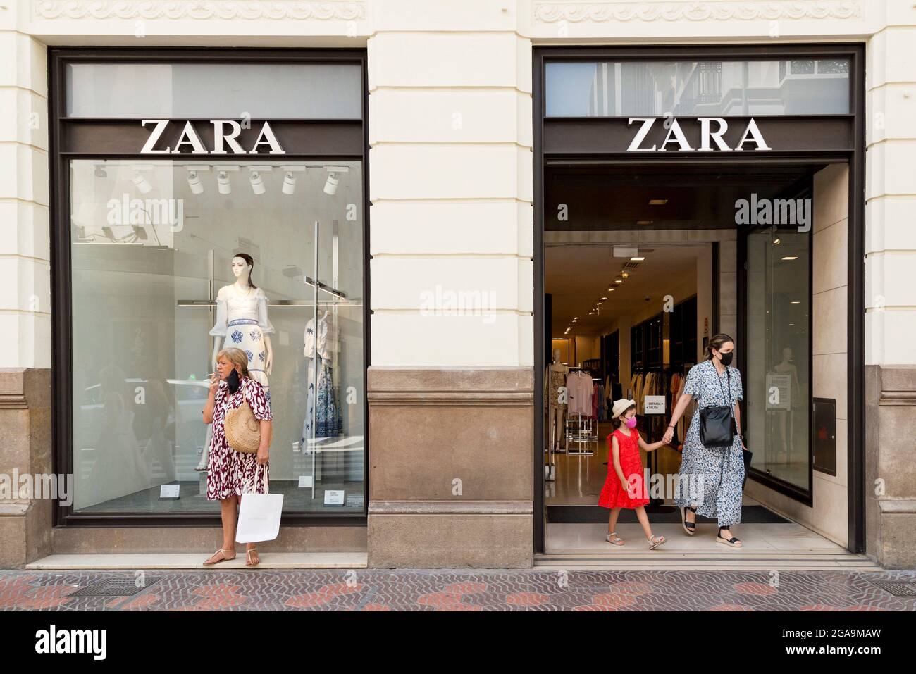 Valencia, Spagna. 29 luglio 2021. Persone che hanno visto al negozio di abbigliamento  Zara a Valencia. (Credit Image: © Xisco Navarro Pardo/SOPA Images via ZUMA  Press Wire Foto stock - Alamy