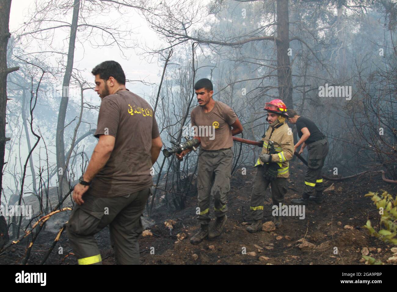 Akkar, Libano. 29 luglio 2021. I membri della Difesa civile libanese combattono contro un incendio di campo ad Akkar, nel nord del Libano, il 29 luglio 2021. Il massiccio incendio scoppiato nel villaggio settentrionale libanese di Qoubaiyat continua a infuriare nella regione per il secondo giorno, un locale di notizie riportate giovedì. Credit: Khaled/Xinhua/Alamy Live News Foto Stock