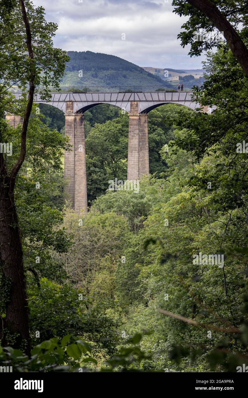FRONCYSYLLTE, WREXHAM, GALLES - LUGLIO 15 : Vista dell'acquedotto di Pontcysyllte vicino a Frontysyllte, Wrexham, Galles, Regno Unito il 15 Luglio 2021. Due pe non identificati Foto Stock