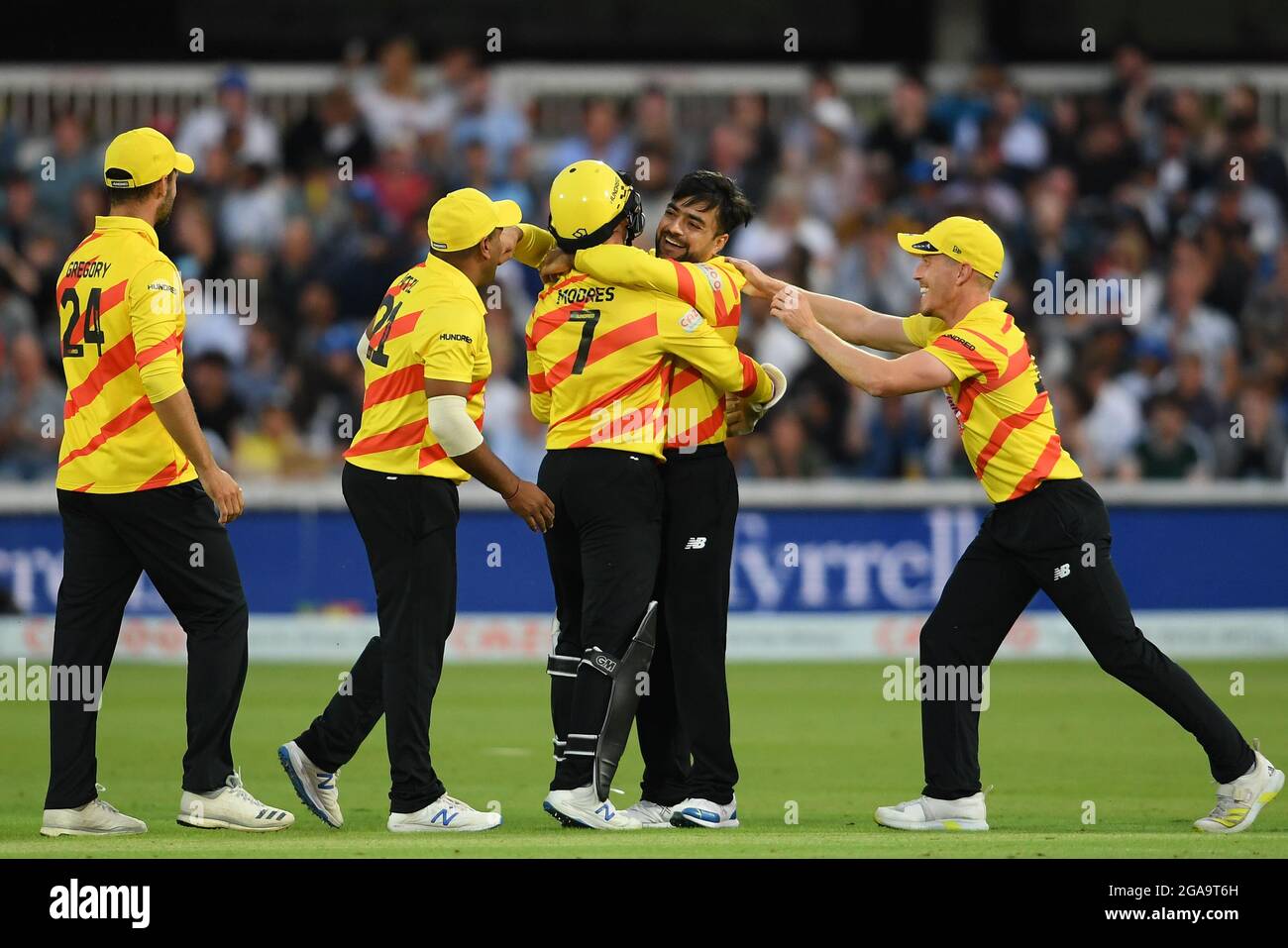 Lords Cricket Ground, Londra, Regno Unito. 29 luglio 2021. Tom Moores di Trent Rockets (7) celebra la cattura di Ravi Bopara di London Spirits con il bowler Rashid Khan durante la partita dei cento uomini tra London Spirit e Trent Rockets: Credit: Ashley Western/Alamy Live News Foto Stock