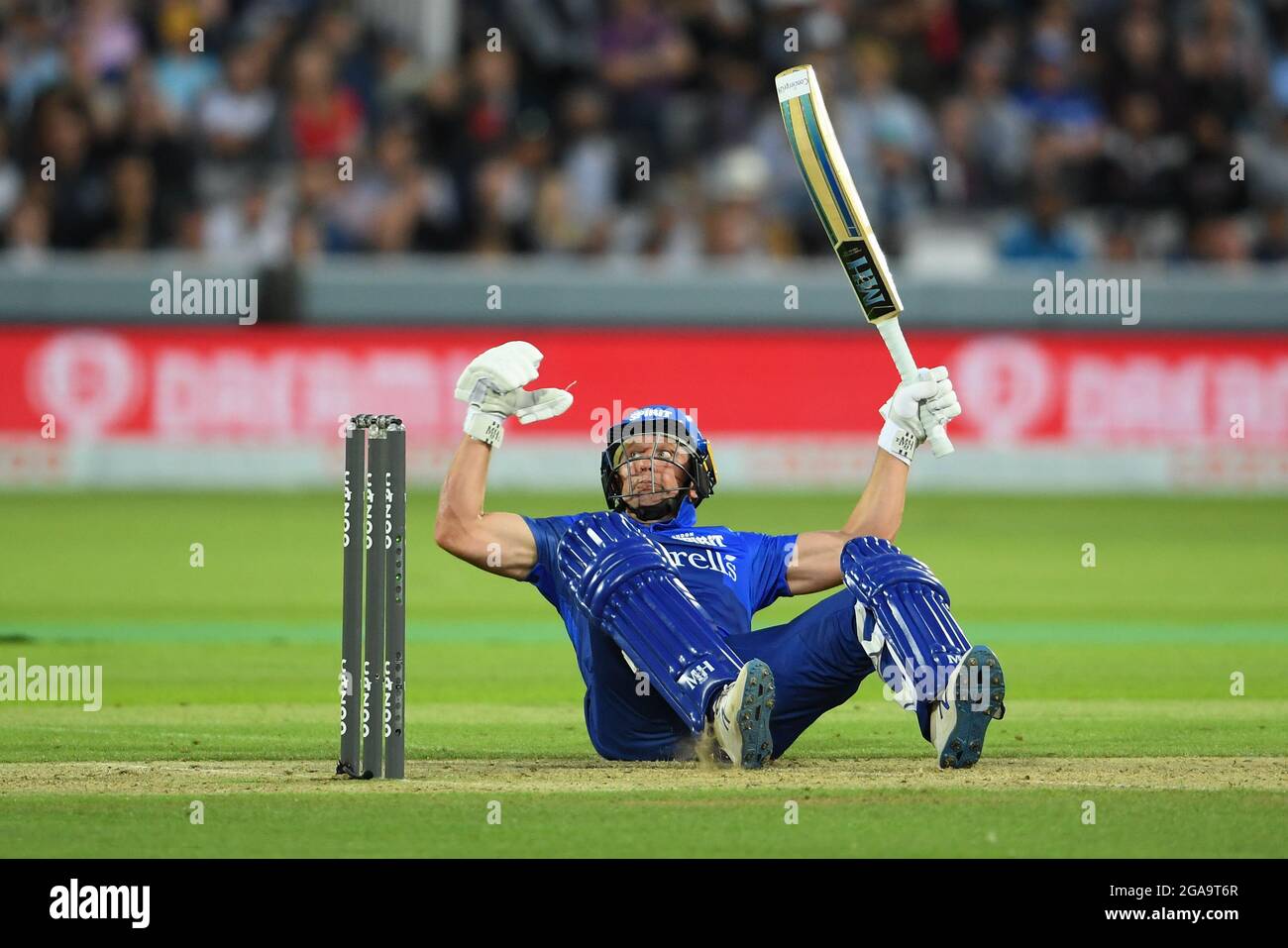 Lords Cricket Ground, Londra, Regno Unito. 29 luglio 2021. Il Roelof van der Merwe di London Spirits perde il suo equilibrio durante i suoi inning del 25 durante la partita dei cento uomini tra London Spirit e Trent Rockets: Credit: Ashley Western/Alamy Live News Foto Stock