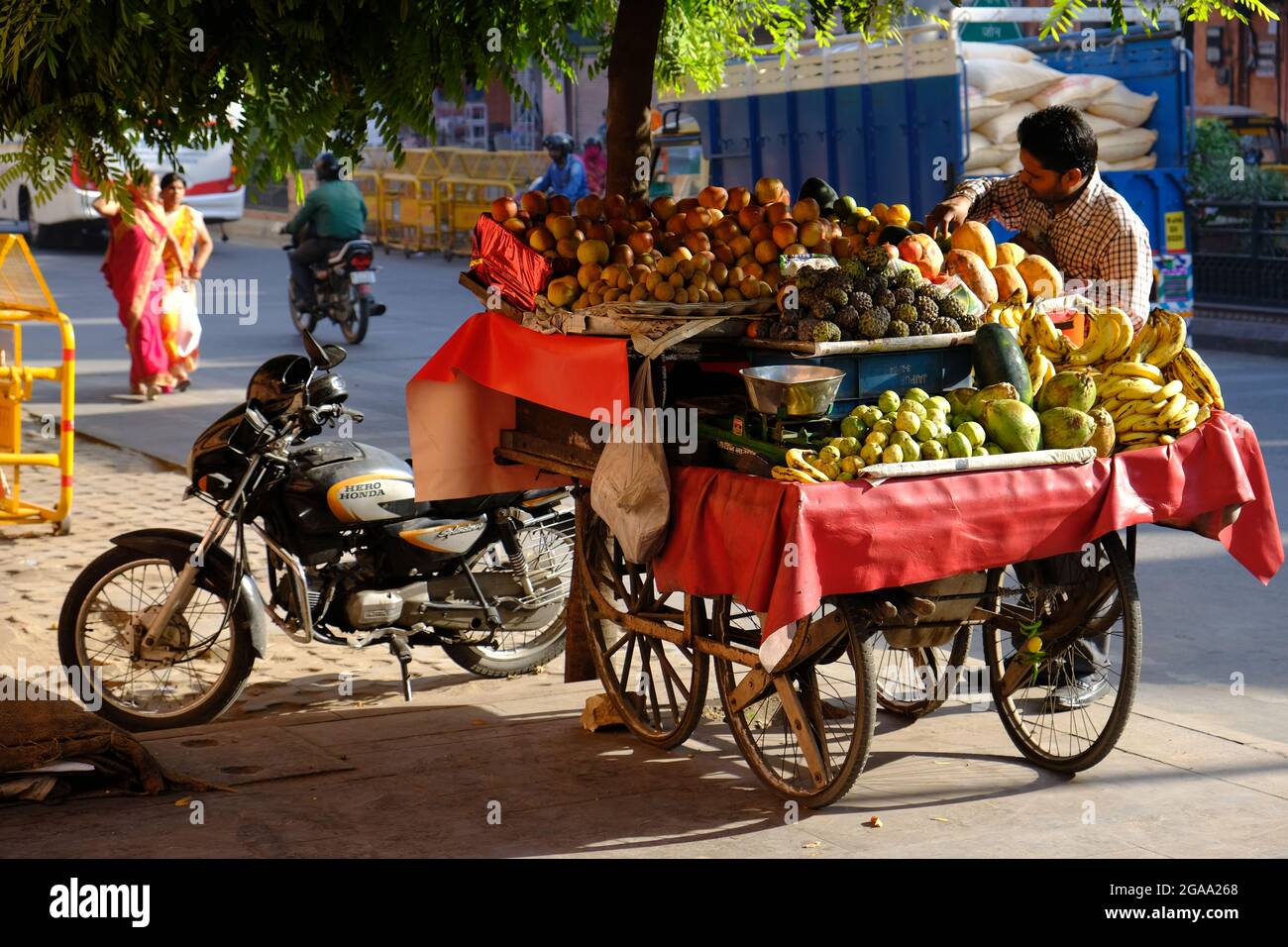 India Rajasthan Jaipur - Old City area strada foto frutta stalla Foto Stock