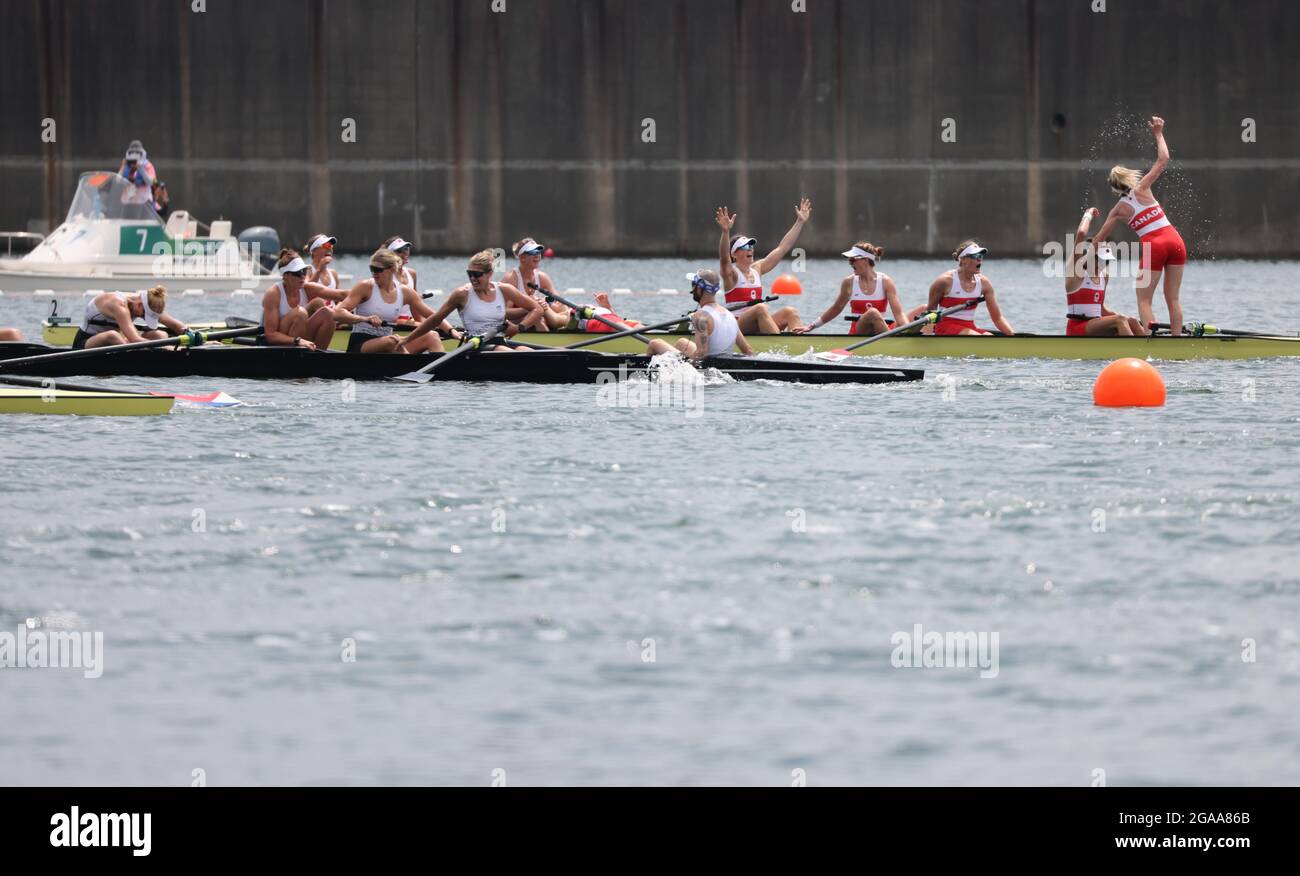 Tokio, Giappone. 30 luglio 2021. Canottaggio: Olimpiadi, otto coxed femminili, finali Sea Forest Waterway. Canada (r) (Lisa Roman, Kasia Gruchalla-Wesierski, Andrea Proske, Christine Roper, Susanne Grainger, Madison Mailey, Sydney Payne, Avalon Wasteneys, Kristen Kit) porta l'oro davanti alla Nuova Zelanda (Ella Greenslade, Emma Dyke, Lucy Spoors, Kelsey Bevan, Grace Prendergast, Kerri Gowler, Elizabeth Ross, Jackie Gowler, Caleb Shepherd). Credit: Jan Woitas/dpa-Zentralbild/dpa/Alamy Live News Foto Stock