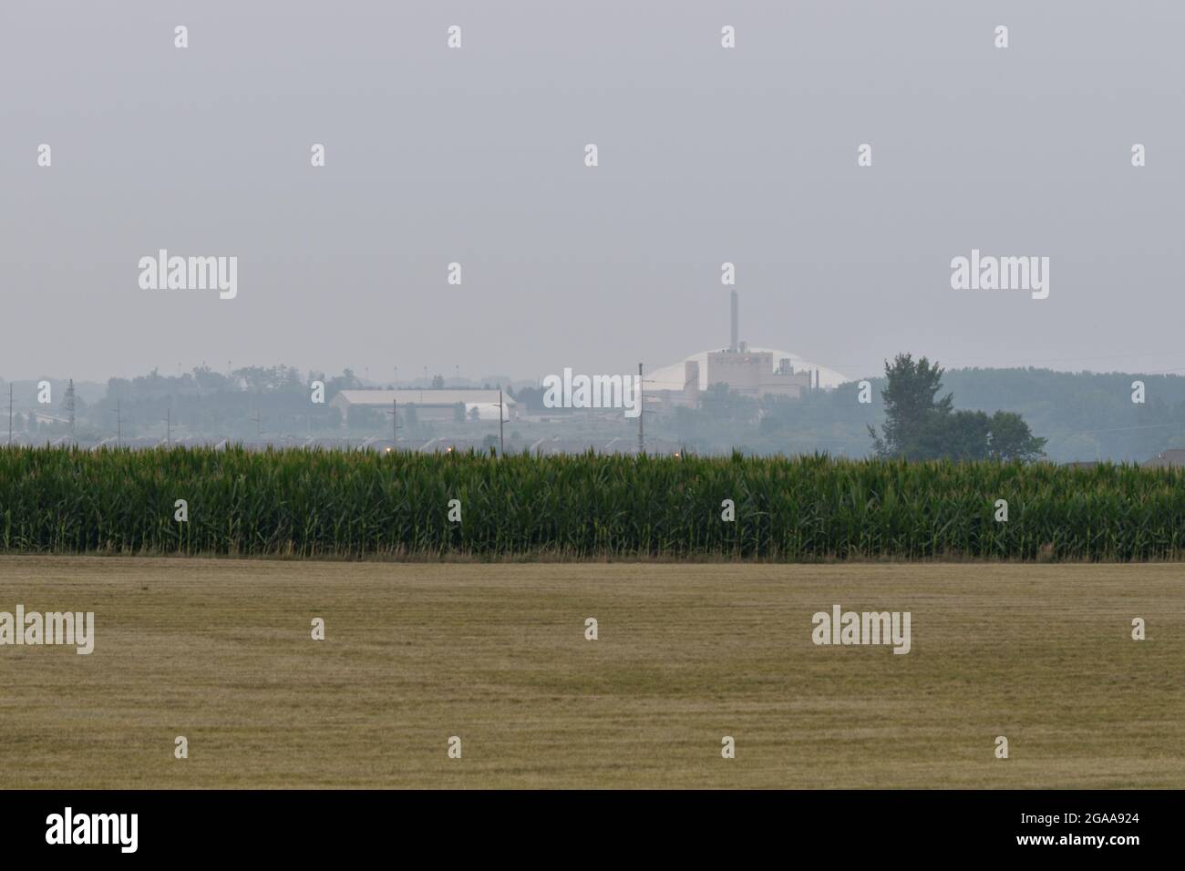 Vista frizzante della centrale elettrica della University of Northern Iowa a Cedar Falls, Iowa a causa del fumo proveniente dagli incendi nel Canada meridionale e negli Stati Uniti occidentali July29 Foto Stock