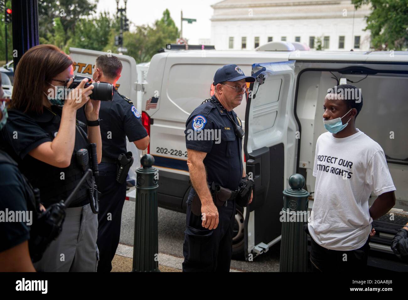 Washington, Stati di Vereinigte. 29 luglio 2021. Jared Sawyer, di Atlanta, GA, è arrestato con altri attivisti al di fuori dell'edificio dell'ufficio del Senato di Hart durante una protesta per i diritti di voto, a Washington, DC, giovedì 29 luglio, 2021. Credit: Rod Lamkey/CNP/dpa/Alamy Live News Foto Stock