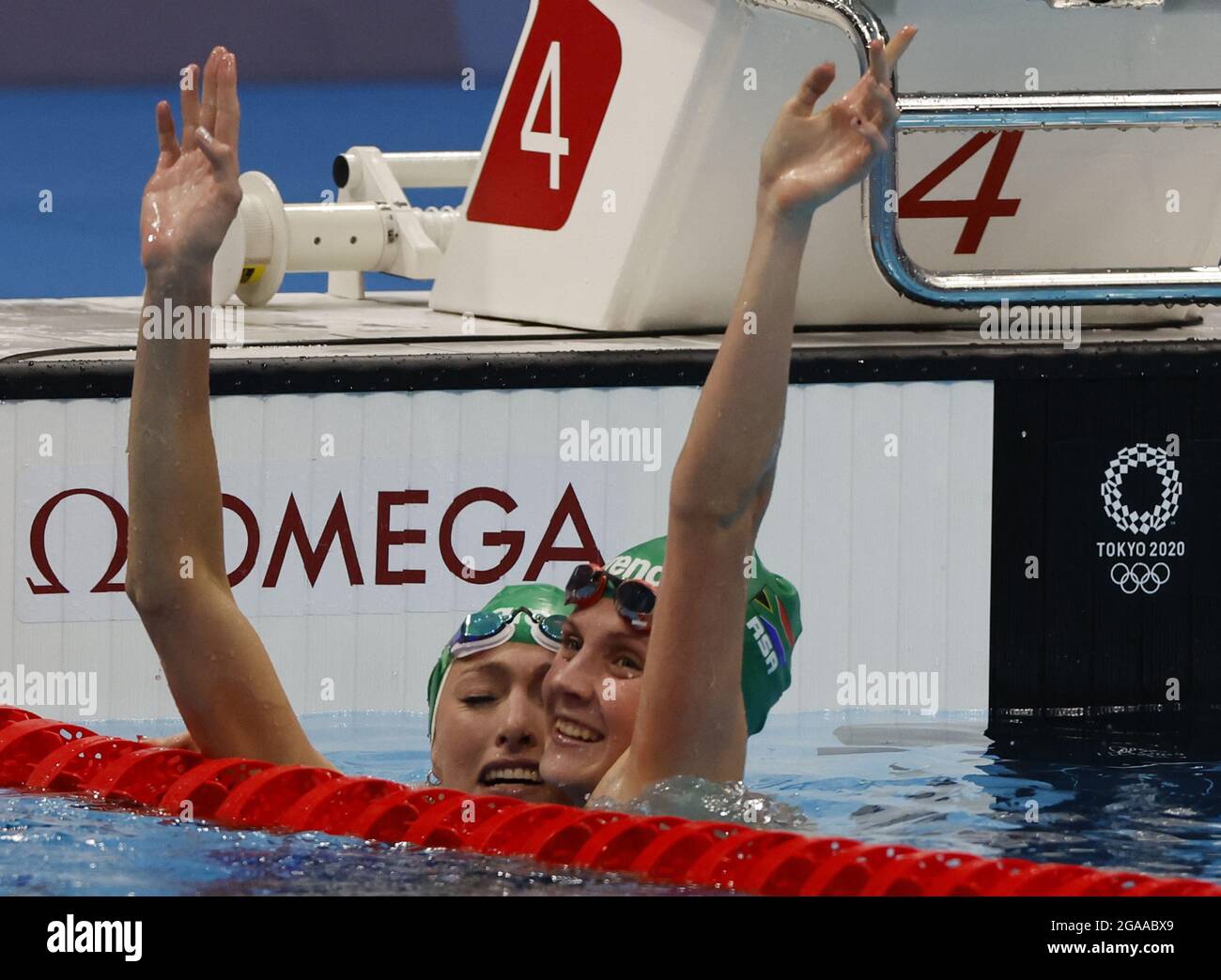 Tokyo, Giappone. 29 luglio 2021. Tatjana Schoenmaker( L) del Sud Africa reagisce al fianco del compagno di squadra Kaylene Corbett, 2:22.06, sesto, dopo aver impostato un nuovo record mondiale, 2:18.95, durante la finale femminile di 200 m al colpo di sterminio al Tokyo Aquatics Center, Giappone, venerdì 30 luglio 2021. Photo by Tasos Katopodis/UPI Credit: UPI/Alamy Live News Foto Stock