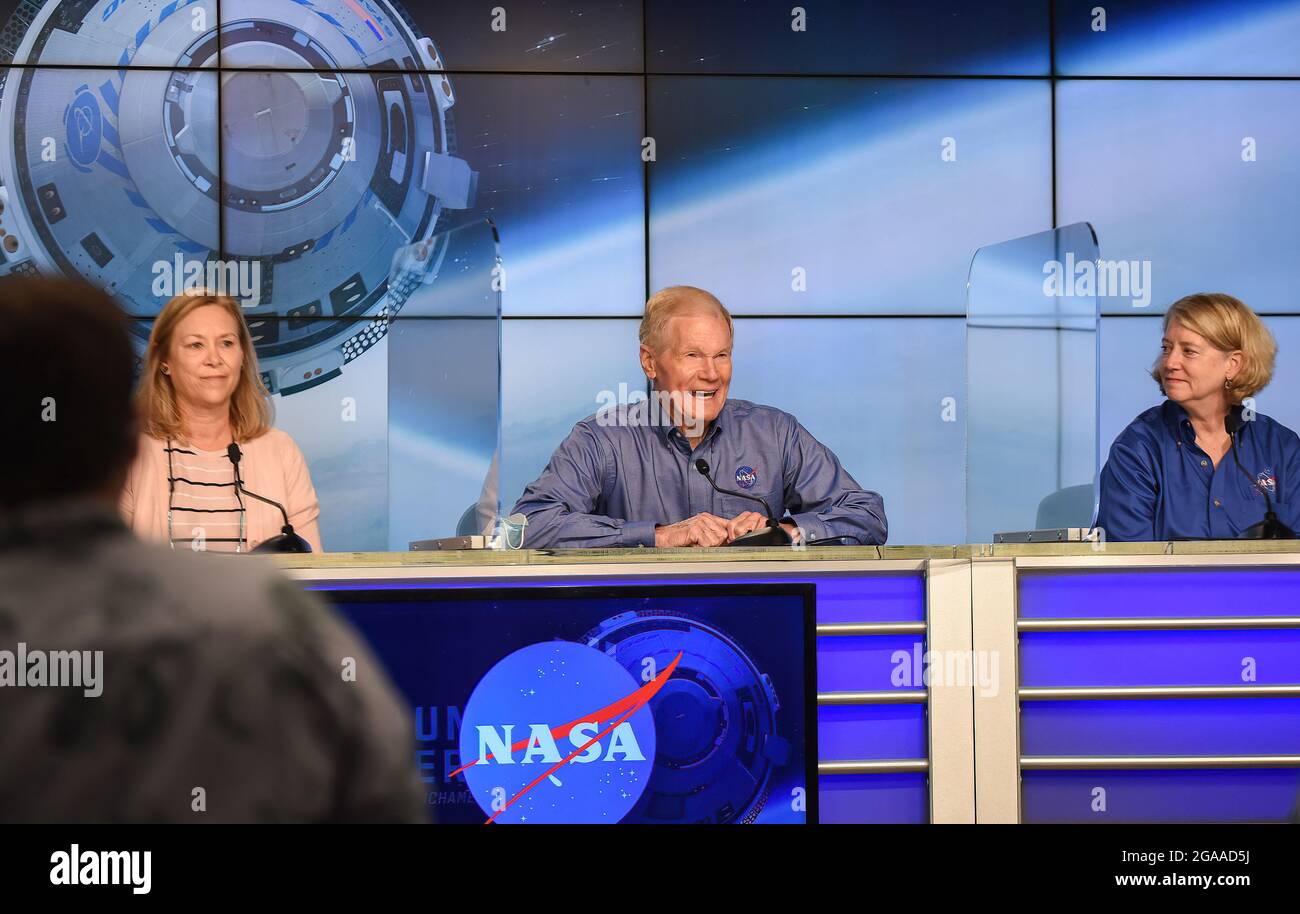 Kennedy Space Center, Stati Uniti. 29 luglio 2021. Bill Nelson, amministratore della NASA, parla a un briefing stampa al Kennedy Space Center come Janet Petro, Kennedy Space Center Director (sinistra) e Pam Melroy, NASA Vice Administrator (destra), guardano. La conferenza stampa si è tenuta prima del lancio del Boeing Starliner Orbital Flight Test 2, previsto per il luglio 30. La missione è stata rinviata dopo un problema sviluppato alla Stazione spaziale Internazionale. Credit: SOPA Images Limited/Alamy Live News Foto Stock