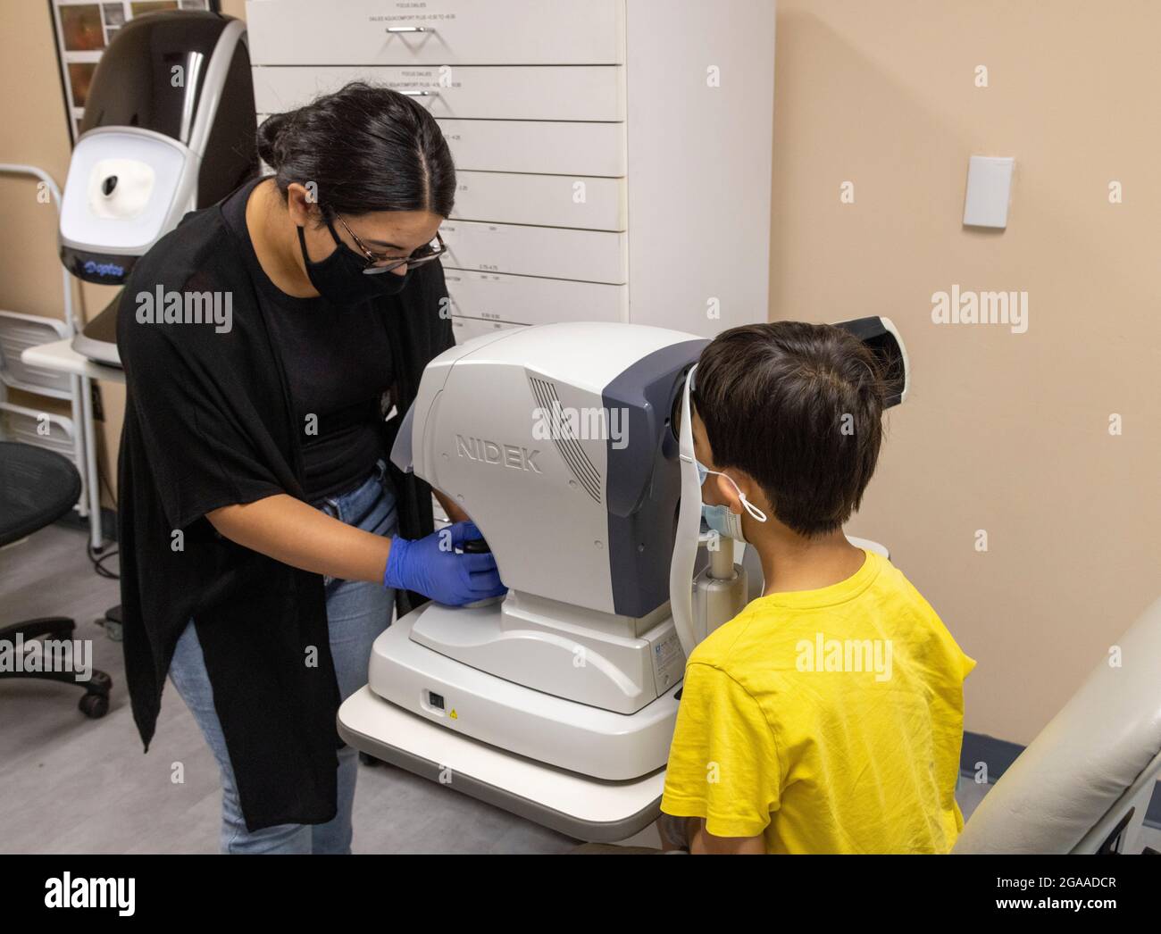 Ragazzo che ottiene l'esame dell'occhio all'ufficio del optometrist, Stati Uniti Foto Stock