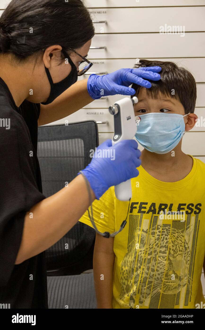Ragazzo che ottiene l'esame dell'occhio all'ufficio del optometrist, Stati Uniti Foto Stock