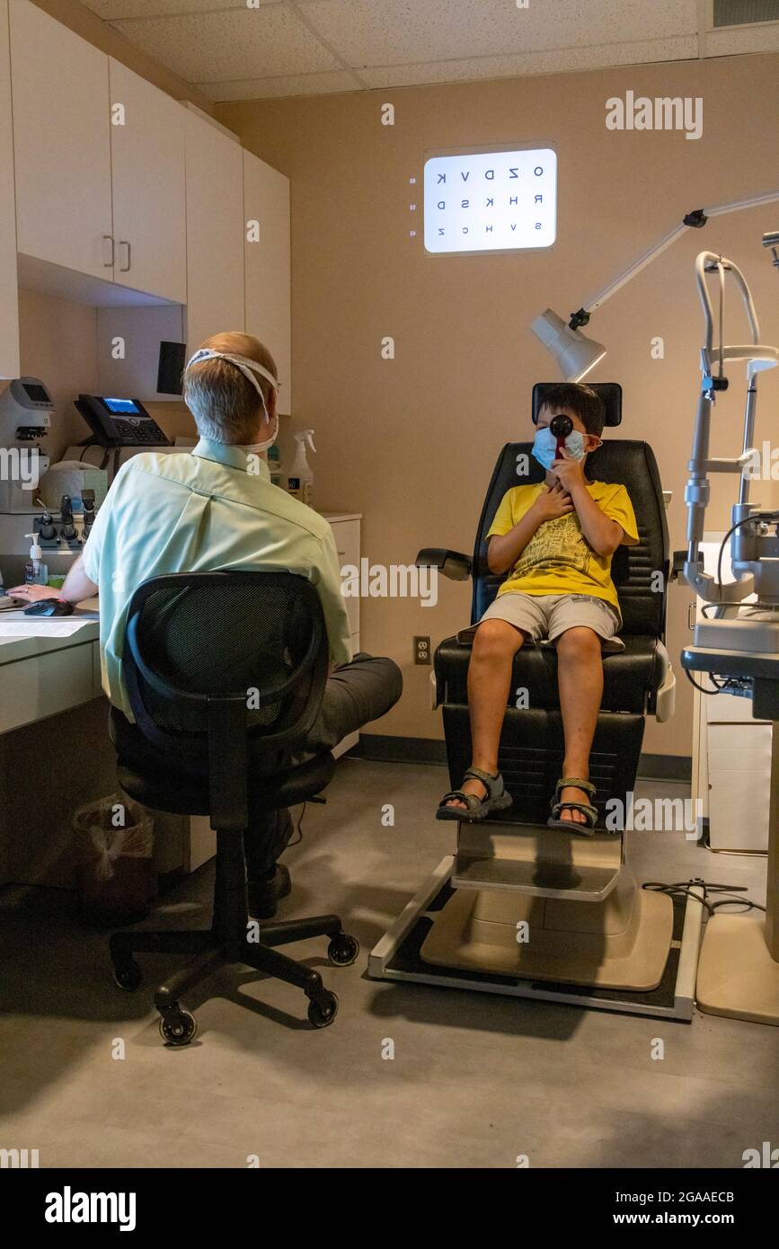 Ragazzo che ottiene l'esame dell'occhio all'ufficio del optometrist, Stati Uniti Foto Stock