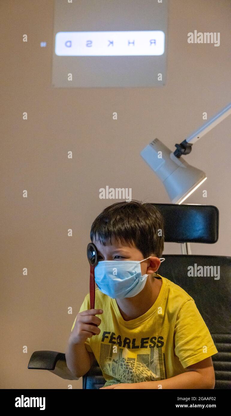 Ragazzo che ottiene l'esame dell'occhio all'ufficio del optometrist, Stati Uniti Foto Stock