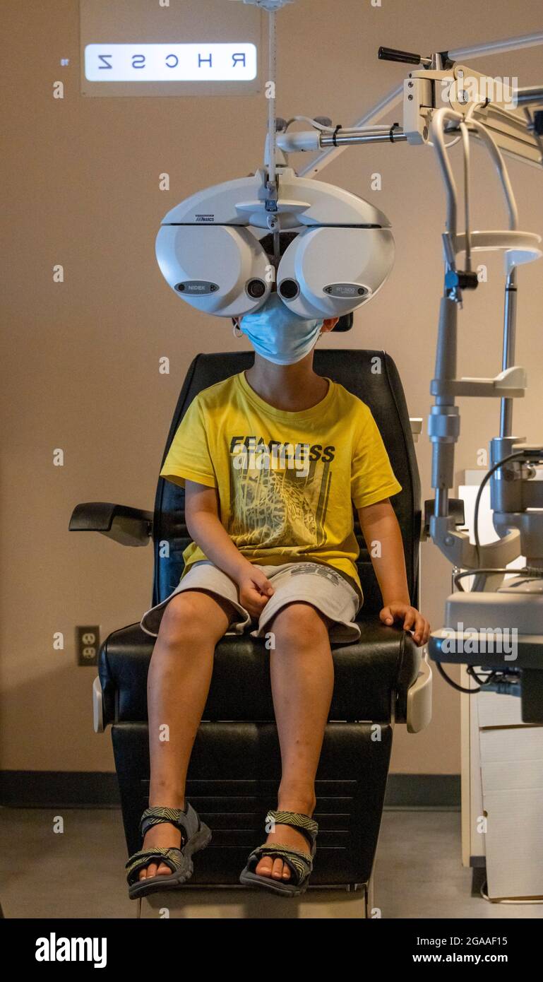 Ragazzo che ottiene l'esame dell'occhio all'ufficio del optometrist, Stati Uniti Foto Stock