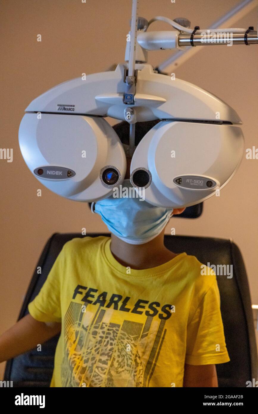 Ragazzo che ottiene l'esame dell'occhio all'ufficio del optometrist, Stati Uniti Foto Stock