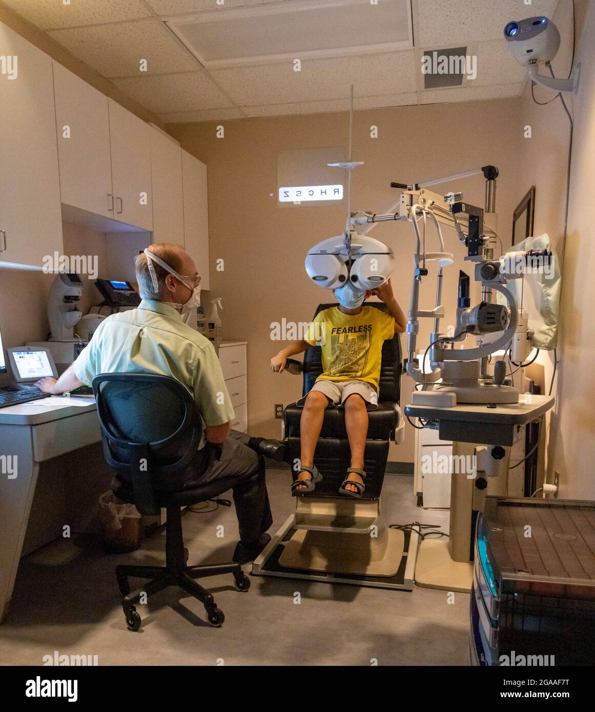 Ragazzo che ottiene l'esame dell'occhio all'ufficio del optometrist, Stati Uniti Foto Stock