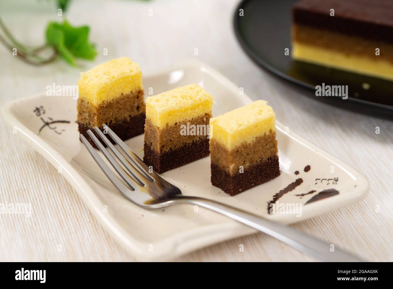 Torta di caffè al cioccolato a vapore a tre strati Foto Stock