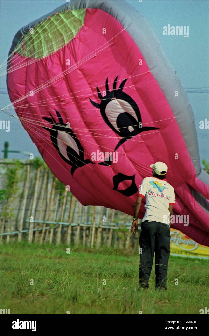 Un'aquilone in mongolfiera durante il Festival Internazionale del Kite di Giacarta del 2004 che si è tenuto il 9-11 luglio a Carnival Beach ad Ancol Dreamland, nel Nord di Giacarta, Giacarta, Indonesia. Foto Stock