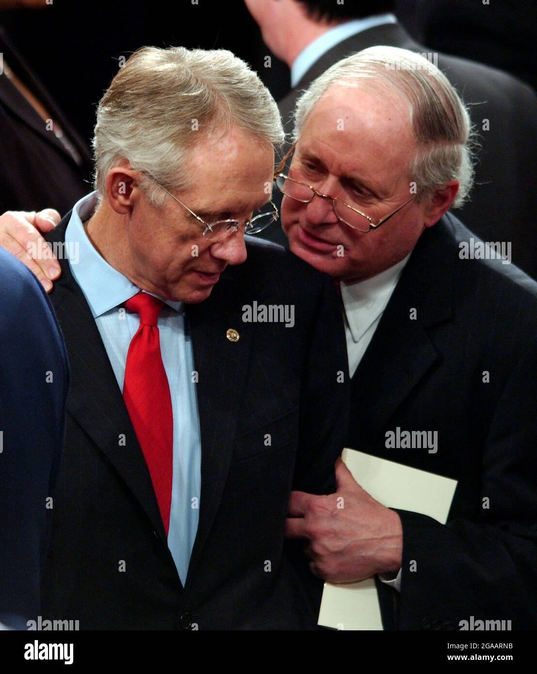 Washington, DC - 2 febbraio 2005 -- il senatore degli Stati Uniti Carl Levin (democratico del Michigan), destra, ripartisce alcuni pensieri con il capo della minoranza del Senato degli Stati Uniti Harry Reid (democratico del Nevada), sinistra, prima del discorso dello Stato dell'Unione al Campidoglio a Washington, DC il 2 febbraio 2005.Credit: Ron Sachs/CNP/MediaPunch Foto Stock