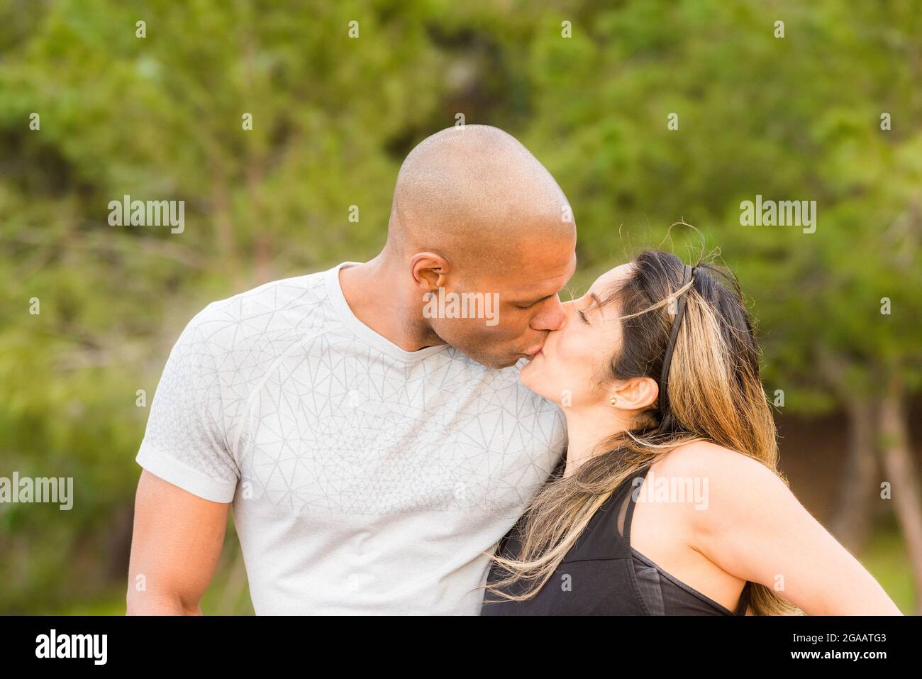 Ritratto di coppia di fitness abbracciando e baciando Foto Stock