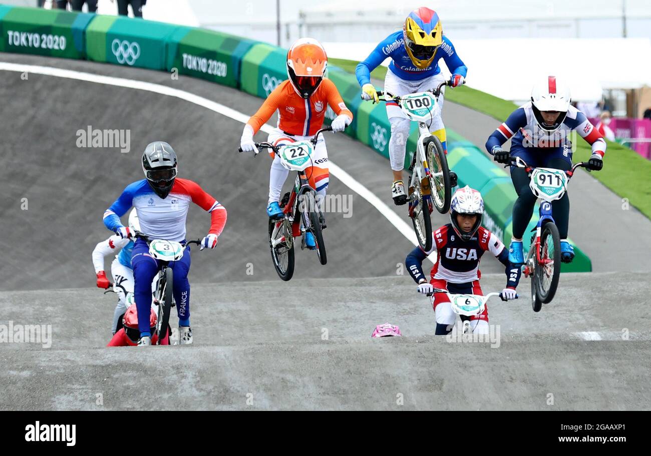 Tokyo, Giappone. 30 luglio 2021. Bethany Shriever (1° R) della Gran Bretagna, Mariana Pajon (3° R) della Colombia e Merel Smulders (4° R) dei Paesi Bassi si sfidano durante la finale femminile di BMX in bicicletta ai Giochi Olimpici di Tokyo 2020, Giappone, 30 luglio 2021. Credit: LAN Hongguang/Xinhua/Alamy Live News Foto Stock