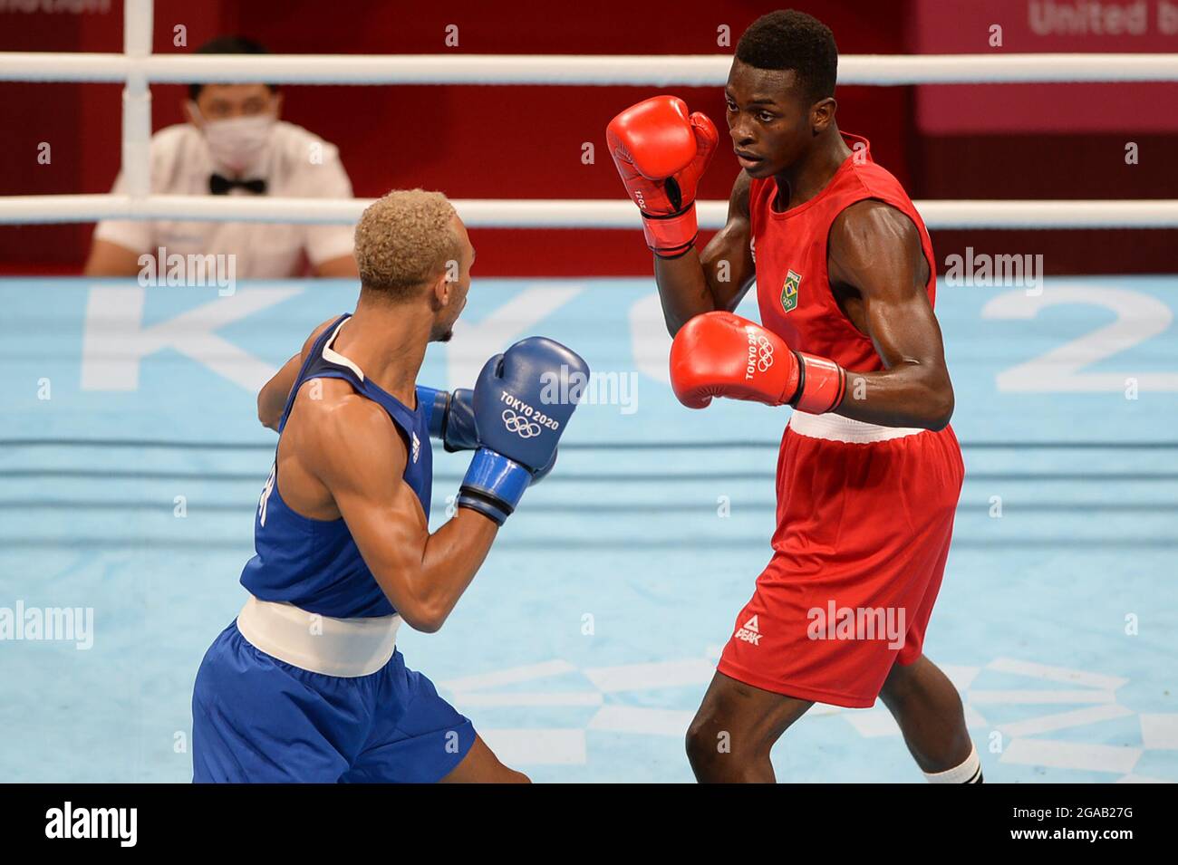 Tokyo, Giappone. 30 luglio 2021. Pugilato: Olimpiadi, undercard, pesi massimi leggeri, uomini, quarti di finale, Machado (Brasile) - Whittaker (Gran Bretagna), all'Arena di Kokugikan. Keno Machado (r) e Benjamin Whittaker in azione. Credit: Swen Pförtner/dpa/Alamy Live News Foto Stock