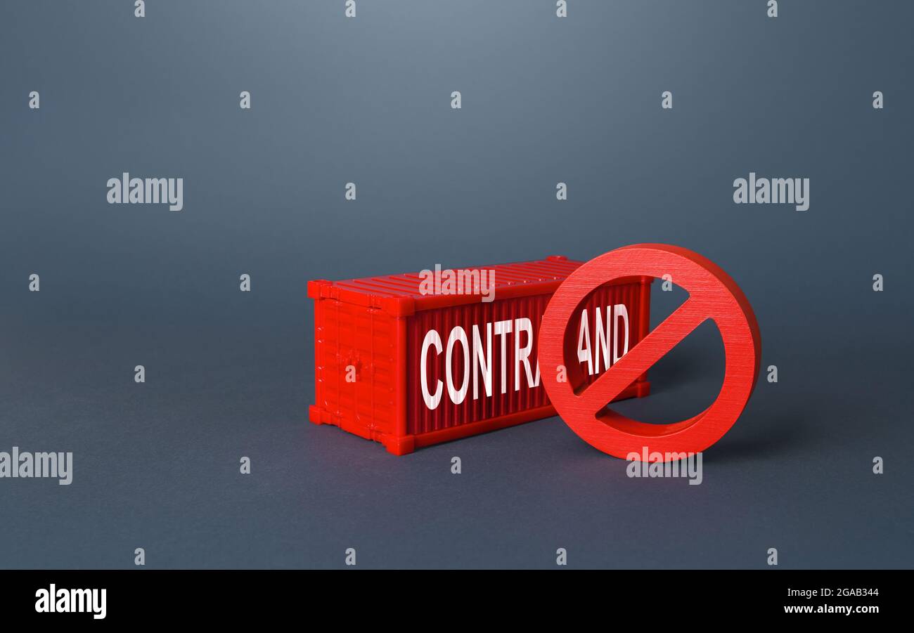 Contenitore rosso per navi da carico con la parola Contraband. Lotta contro il traffico di droga, la contraffazione e l'importazione duty-free, una minaccia per la sicurezza di Th Foto Stock