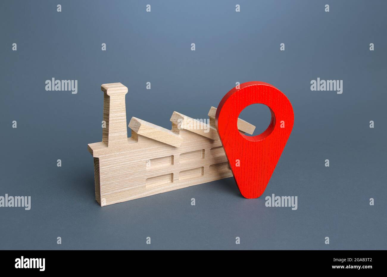 Impianto industriale e perno di posizionamento rosso. 'oncept della posizione degli impianti di produzione. Logistica, accesso alle infrastrutture. Tendenza del protezionismo o Foto Stock