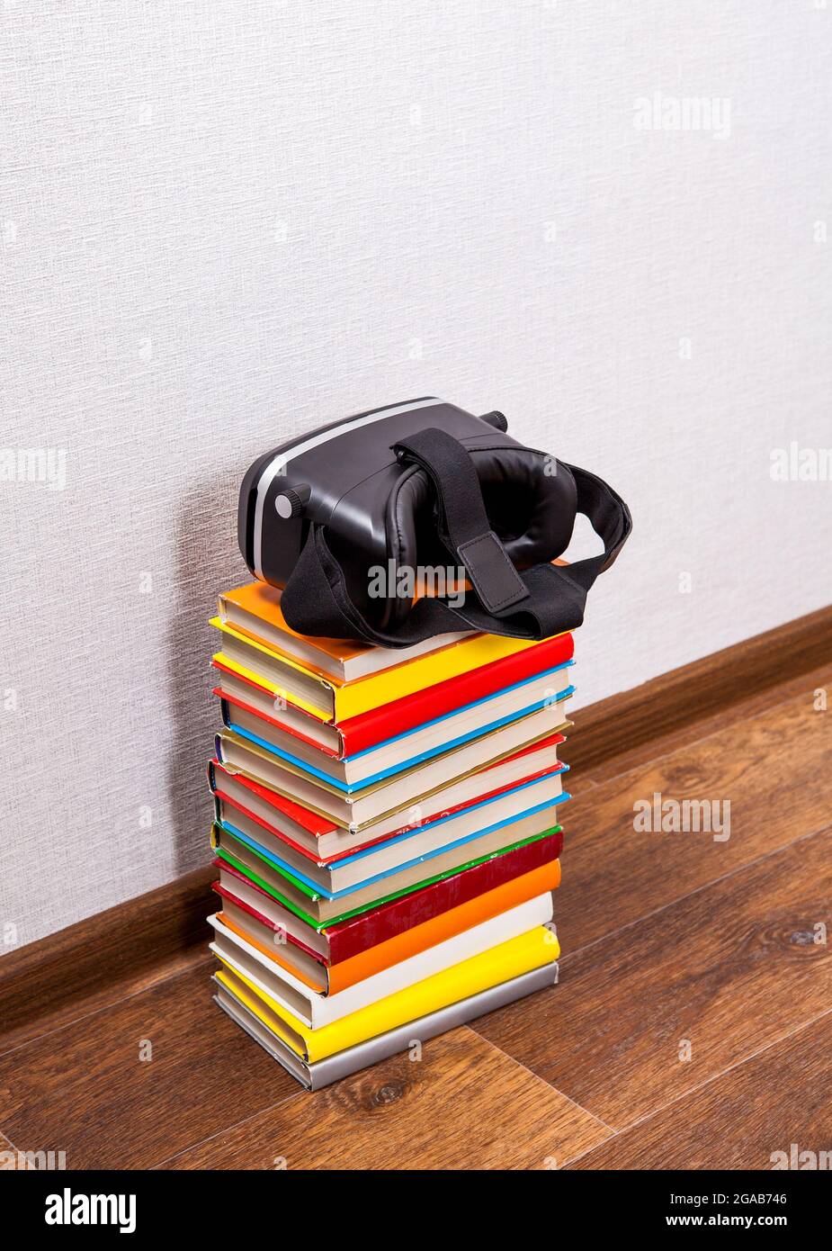 Occhiali di realtà virtuale sui libri nella stanza Foto Stock