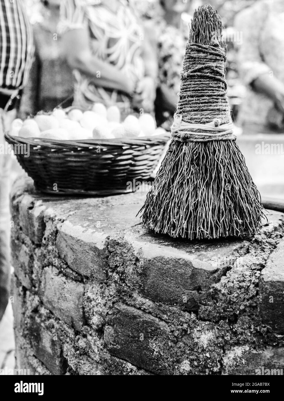 Fuoco bianco e nero di tradizionale strumento di tessitura del cotone e cesto di cotone preso in un villaggio in Turchia Foto Stock