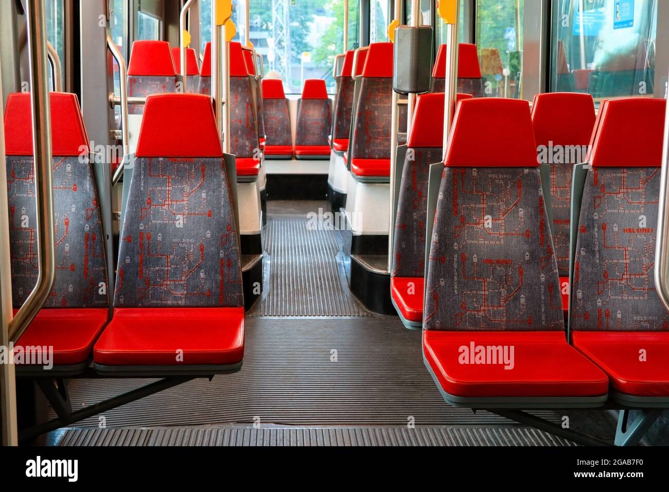 All'interno del tram di Helsinki, posti a sedere vuoti senza persone. Helsinki, Finlandia. 3 luglio 2020. Foto Stock