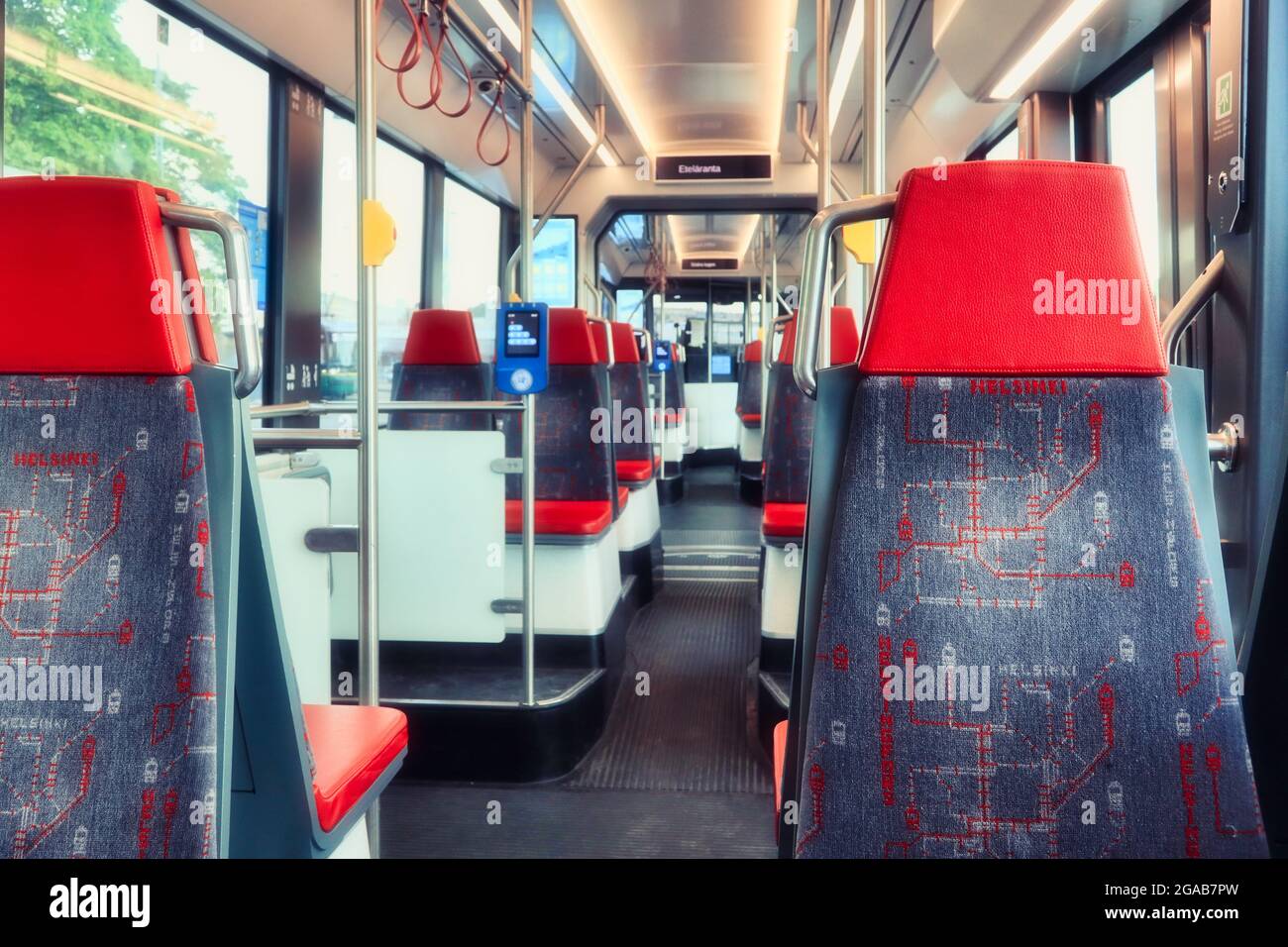 All'interno dell'auto del tram di Helsinki, posti a sedere vuoti senza persone presenti. Helsinki, Finlandia. 3 luglio 2020. Foto Stock