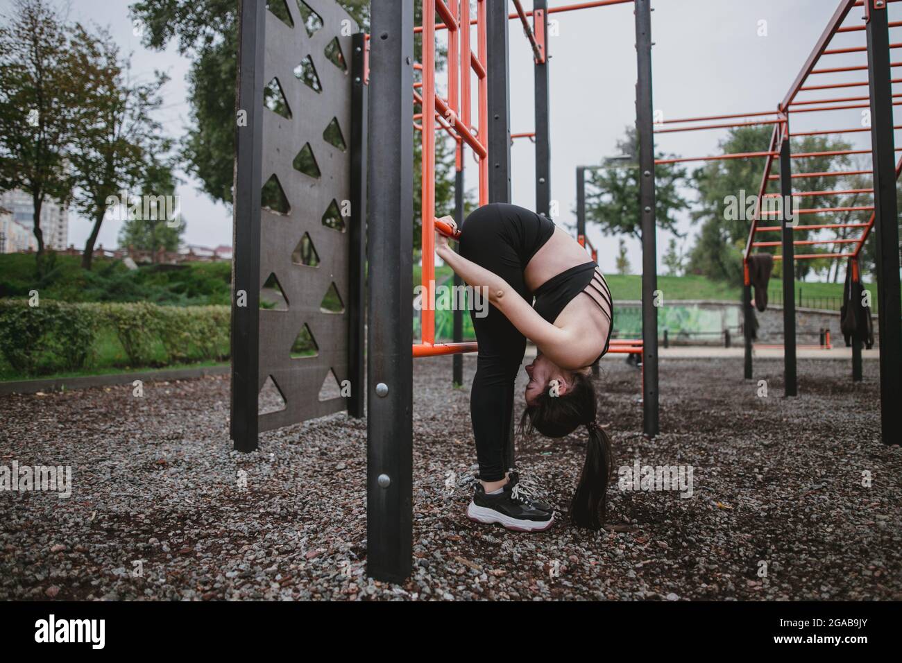 L'allenamento delle giovani donne fa gli sport sul parco giochi Foto Stock