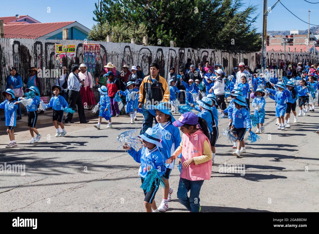PUNO, PERÙ - 14 MAGGIO 2015: Sfilata di bambini della scuola elementare Sagrado Corazon de Jesus 70003 a Puno, Perù Foto Stock