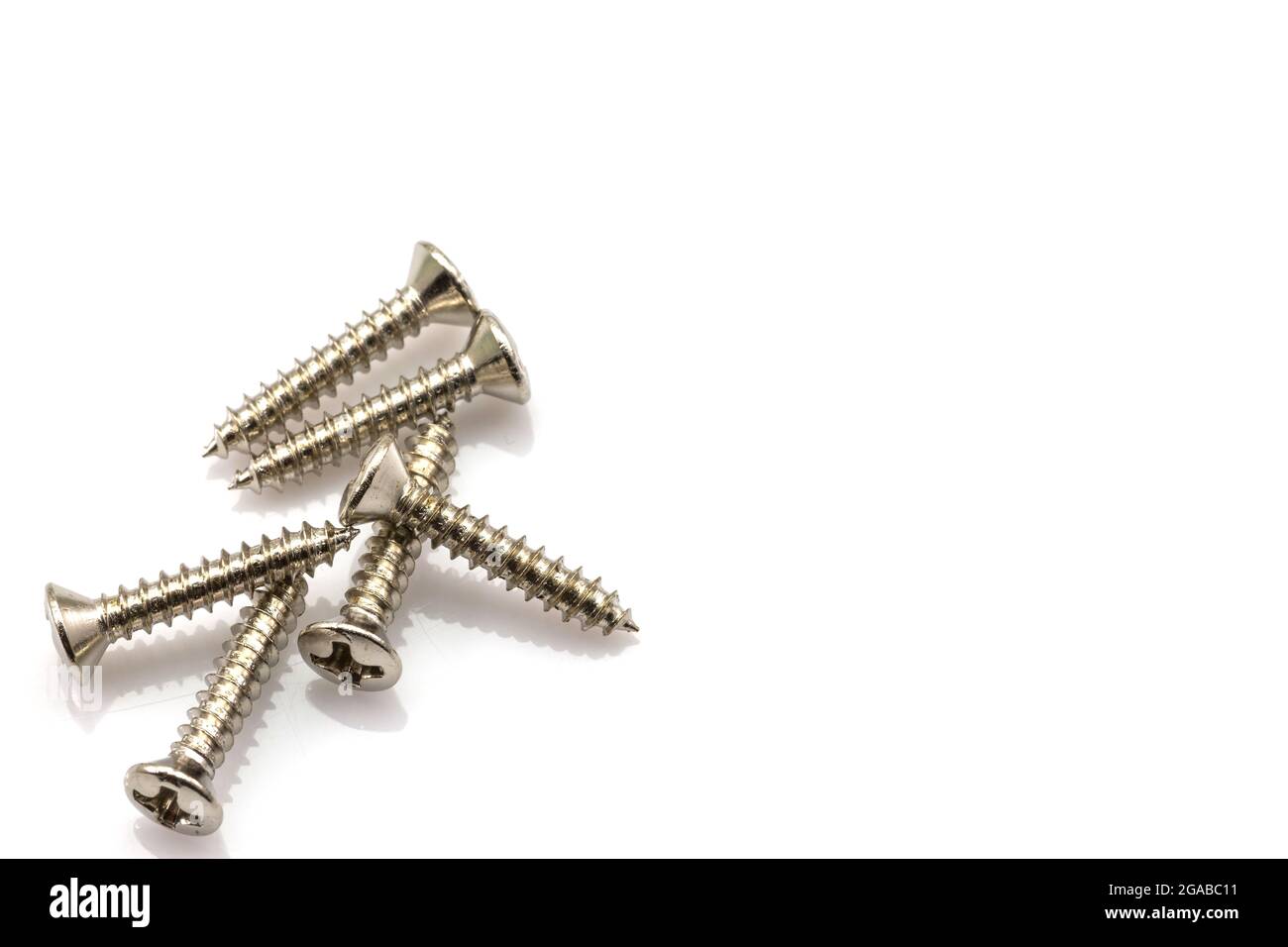 Viti cromate i materiali di riparazione del supporto su sfondo bianco Foto Stock