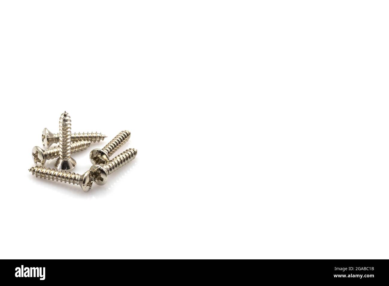 Viti cromate i materiali di riparazione del supporto su sfondo bianco Foto Stock