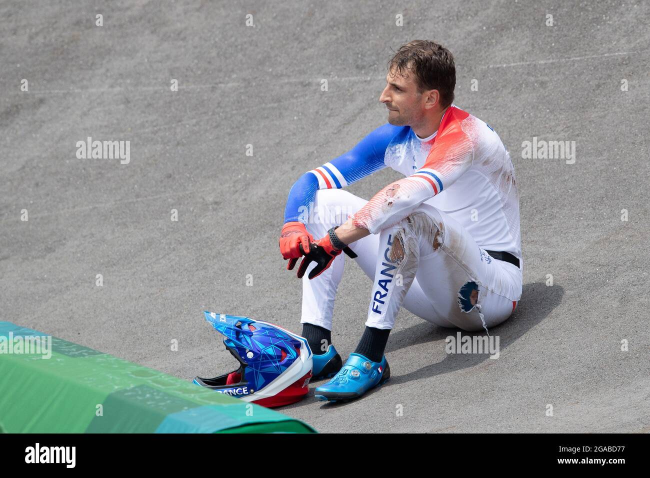 Tokyo, Giappone. 30 luglio 2021. Joris Daudet (33) la Francia si è scontrata dopo essersi schiantata nella finale maschile di BMX Racing durante i Giochi Olimpici di Tokyo 2020 all'Ariake Urban Sports Park di Tokyo, Giappone. Daniel Lea/CSM}. Credit: csm/Alamy Live News Foto Stock