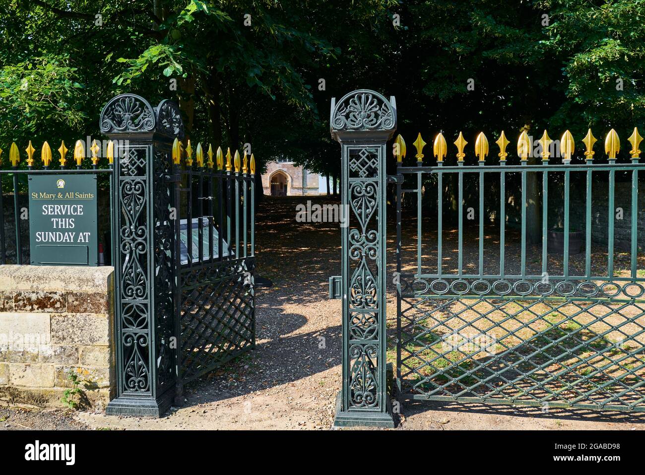 Il cancello d'ingresso e viale alberato di Santa Maria e tutti i Santi 15 ° secolo yorkist chiesa reale al villaggio inglese di Fotheringhay. Foto Stock