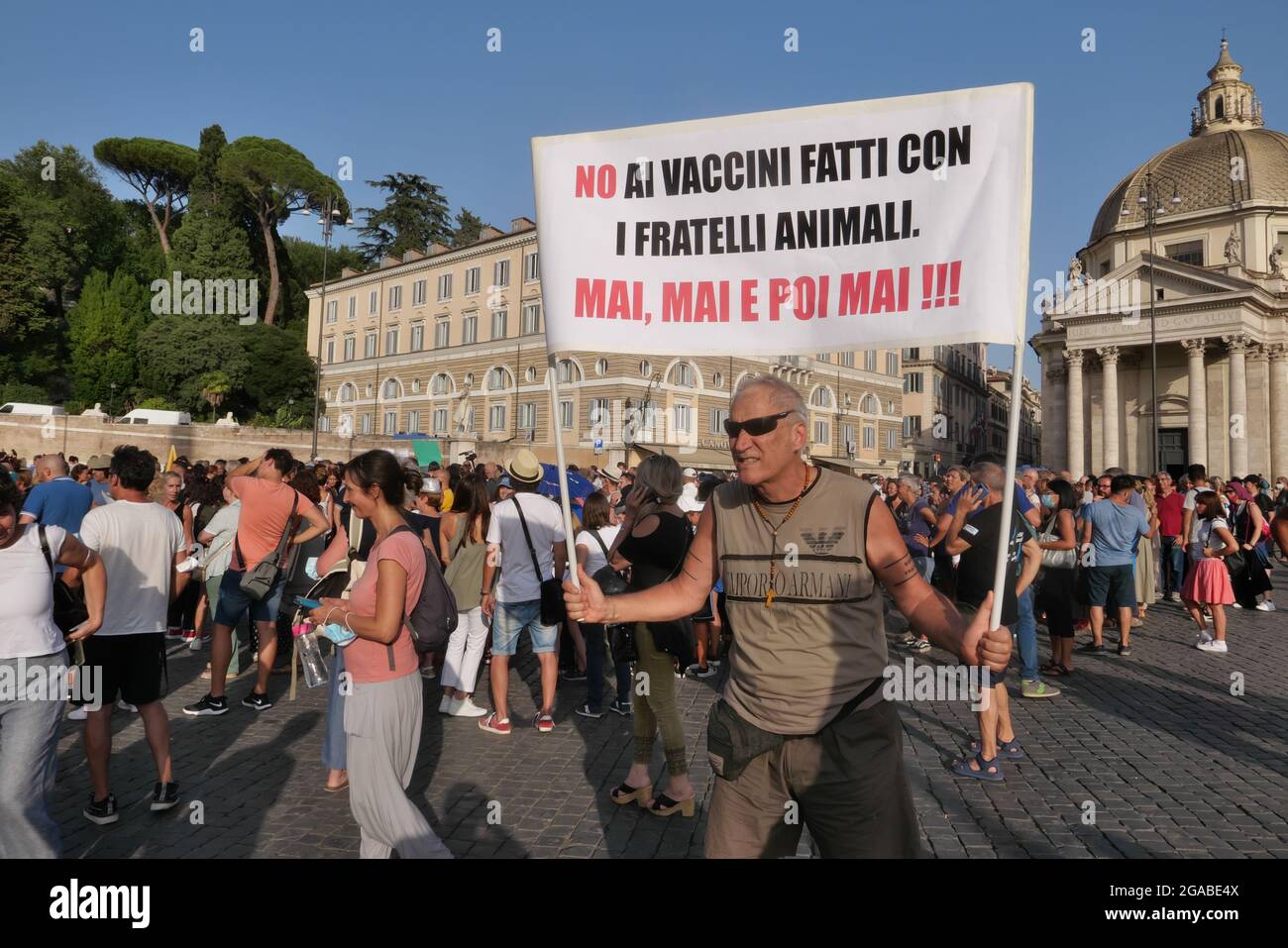 MANIFESTAZIONE DI PROTESTA DA PARTE DI NESSUN VAX PERSONE CONTRO IL PASSO SANITARIO E CONTRO I VACCINI Foto Stock