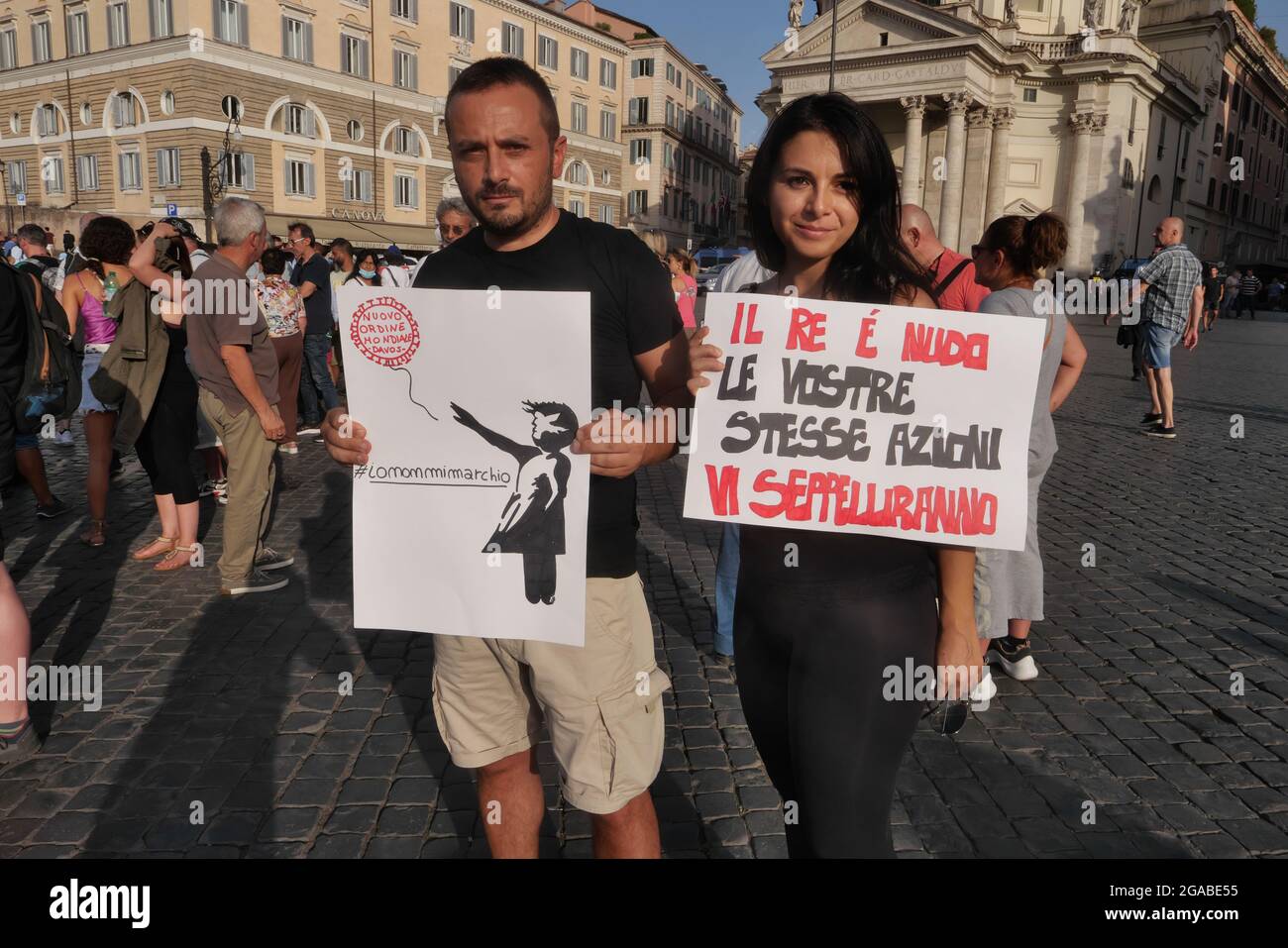 MANIFESTAZIONE DI PROTESTA DA PARTE DI NESSUN VAX PERSONE CONTRO IL PASSO SANITARIO E CONTRO I VACCINI Foto Stock