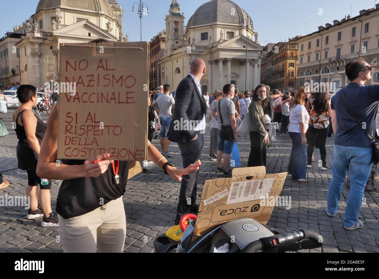 MANIFESTAZIONE DI PROTESTA DA PARTE DI NESSUN VAX PERSONE CONTRO IL PASSO SANITARIO E CONTRO I VACCINI Foto Stock
